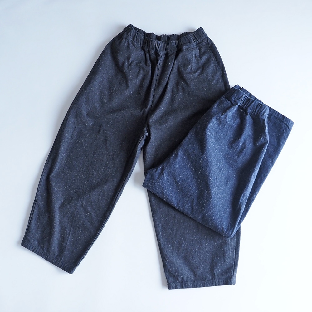 コットンシルクブーレットノイルデニム エッグパンツ　パンツを着た女性の正面