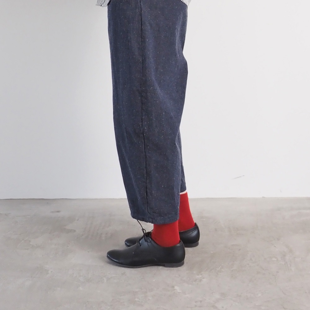 コットンシルクブーレットノイルデニム エッグパンツ　パンツを着た女性の正面