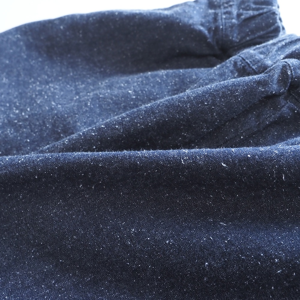 コットンシルクブーレットノイルデニム エッグパンツ　パンツの素材のアップ