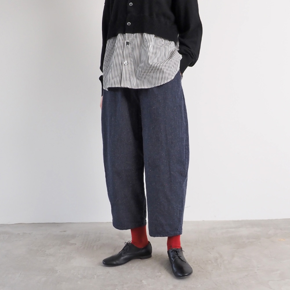 コットンシルクブーレットノイルデニム エッグパンツ　パンツを着た女性の正面