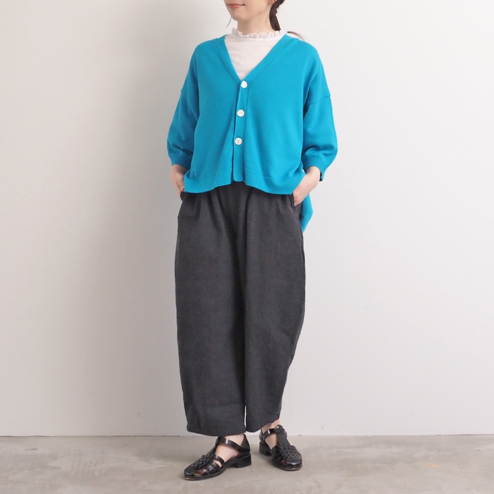 コットンシルクブーレットノイルデニム エッグパンツ　パンツを着た女性の全身