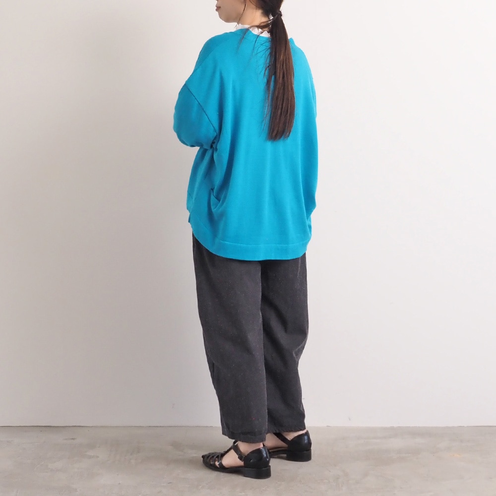 コットンシルクブーレットノイルデニム エッグパンツ　パンツを着た女性の全身