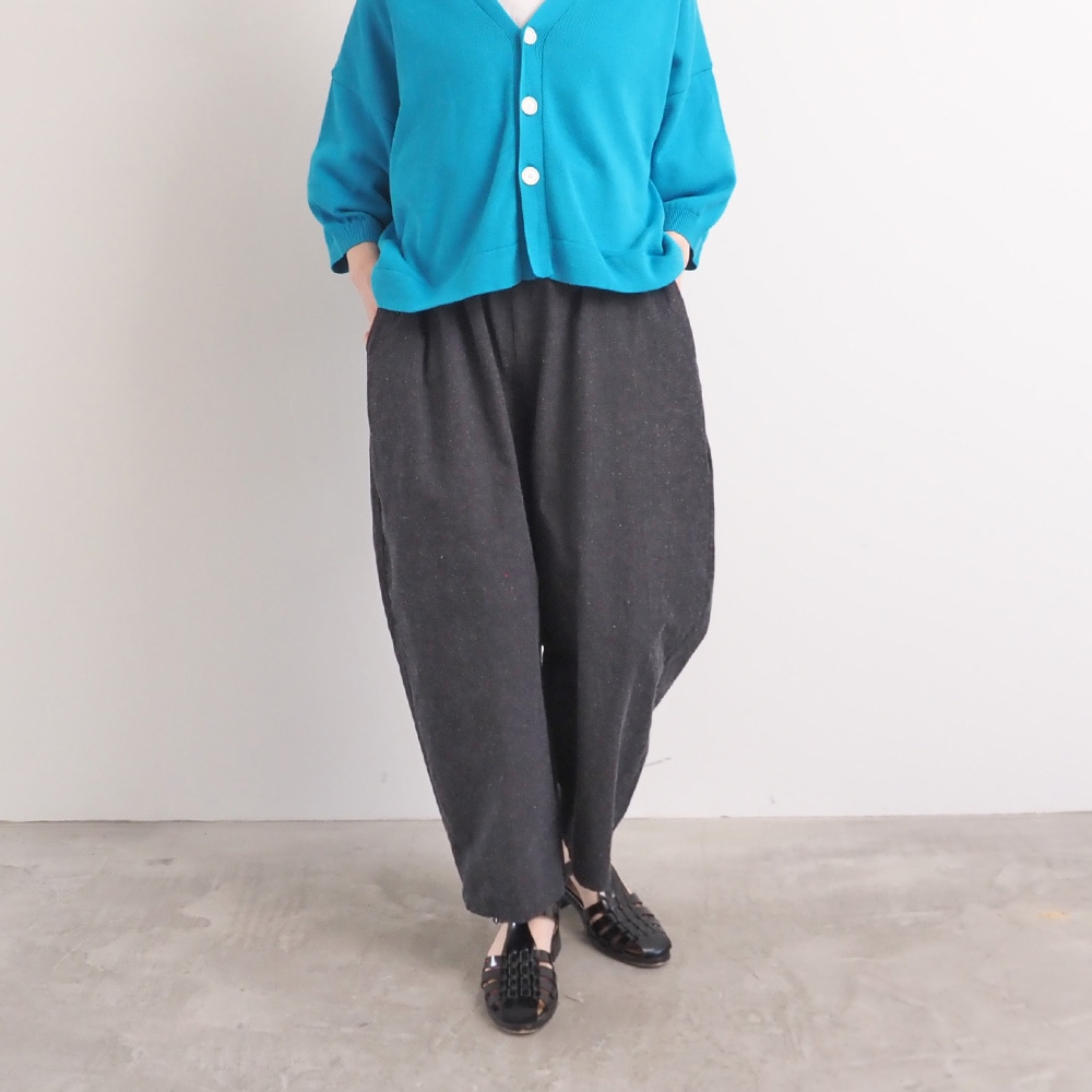 コットンシルクブーレットノイルデニム エッグパンツ　パンツを着た女性の全身