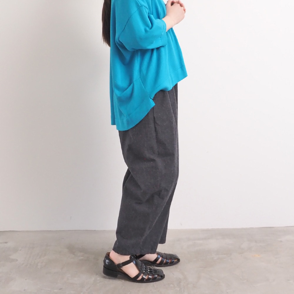 コットンシルクブーレットノイルデニム エッグパンツ　パンツを着た女性の全身