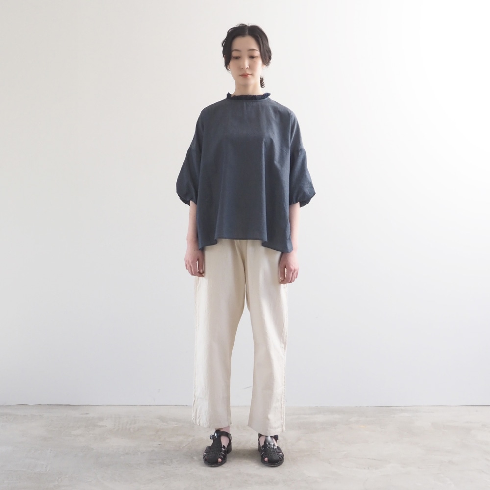 2.25ozデニム リエカブラウス　ブラウスを着た女性の全身