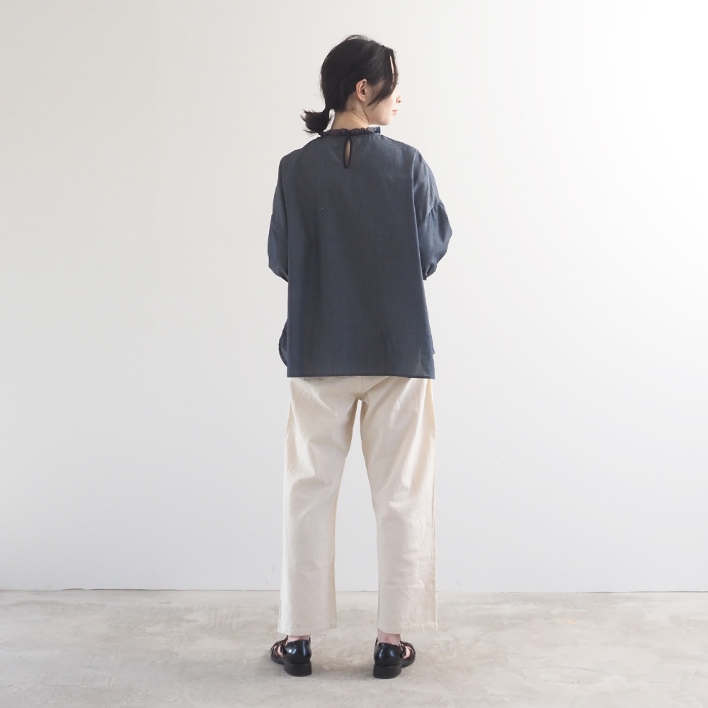 2.25ozデニム リエカブラウス　ブラウスを着た女性の全身