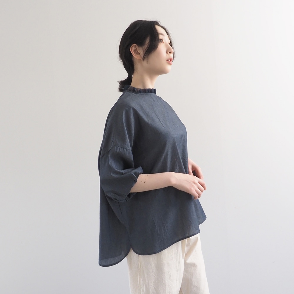 2.25ozデニム リエカブラウス　ブラウスを着た女性の全身