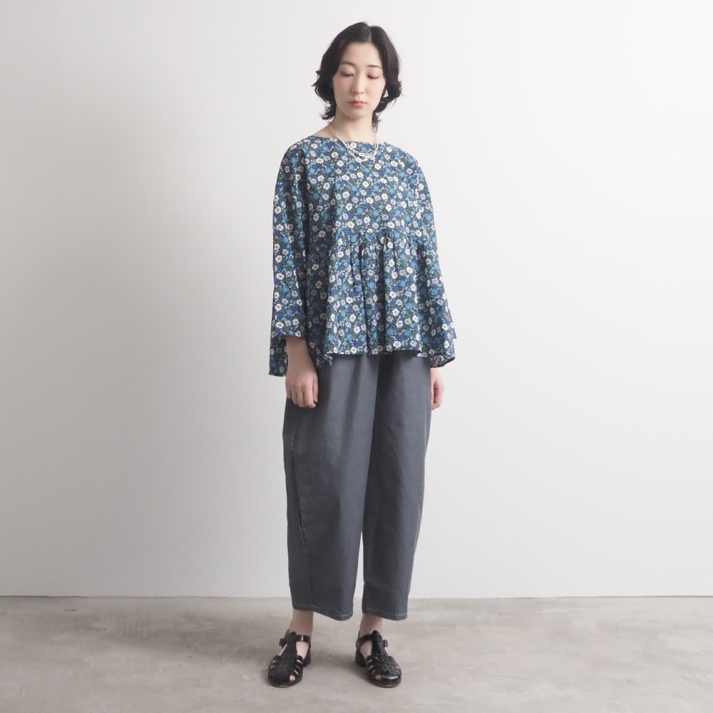 80ローン塩縮ボタニカルフラワー ギャザーチュニック　チュニックを着た女性の全身