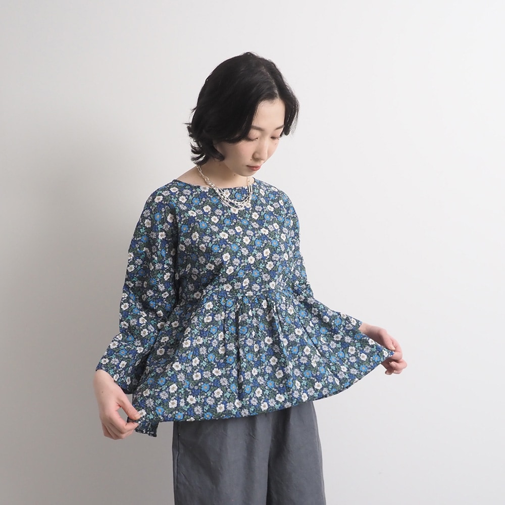80ローン塩縮ボタニカルフラワー ギャザーチュニック　チュニックを着た女性の全身