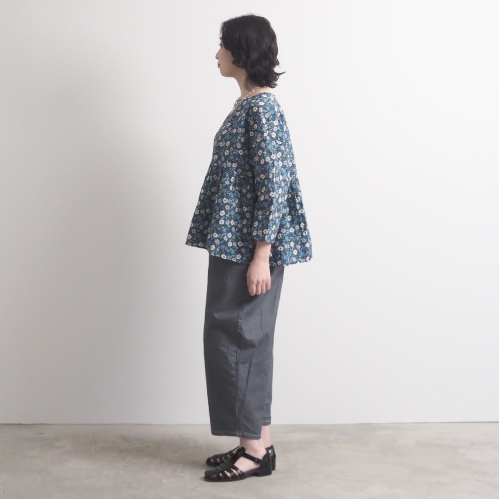 80ローン塩縮ボタニカルフラワー ギャザーチュニック　チュニックを着た女性の全身