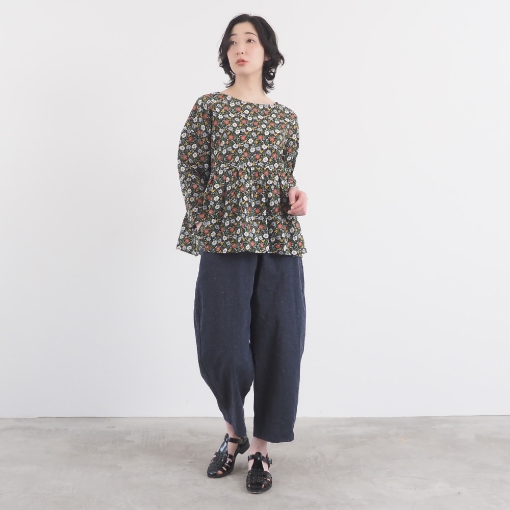 80ローン塩縮ボタニカルフラワー ギャザーチュニック　チュニックを着た女性の全身