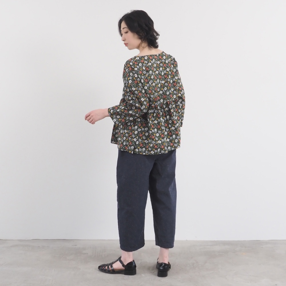 80ローン塩縮ボタニカルフラワー ギャザーチュニック　チュニックを着た女性の全身