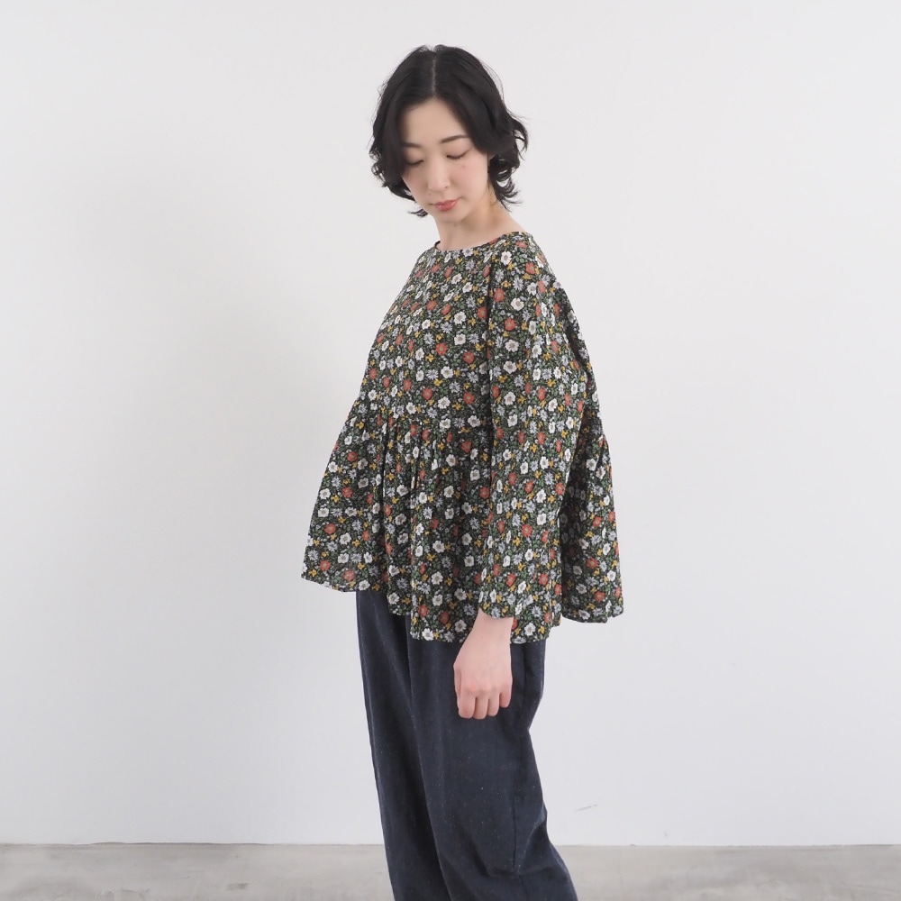 80ローン塩縮ボタニカルフラワー ギャザーチュニック　チュニックを着た女性の全身