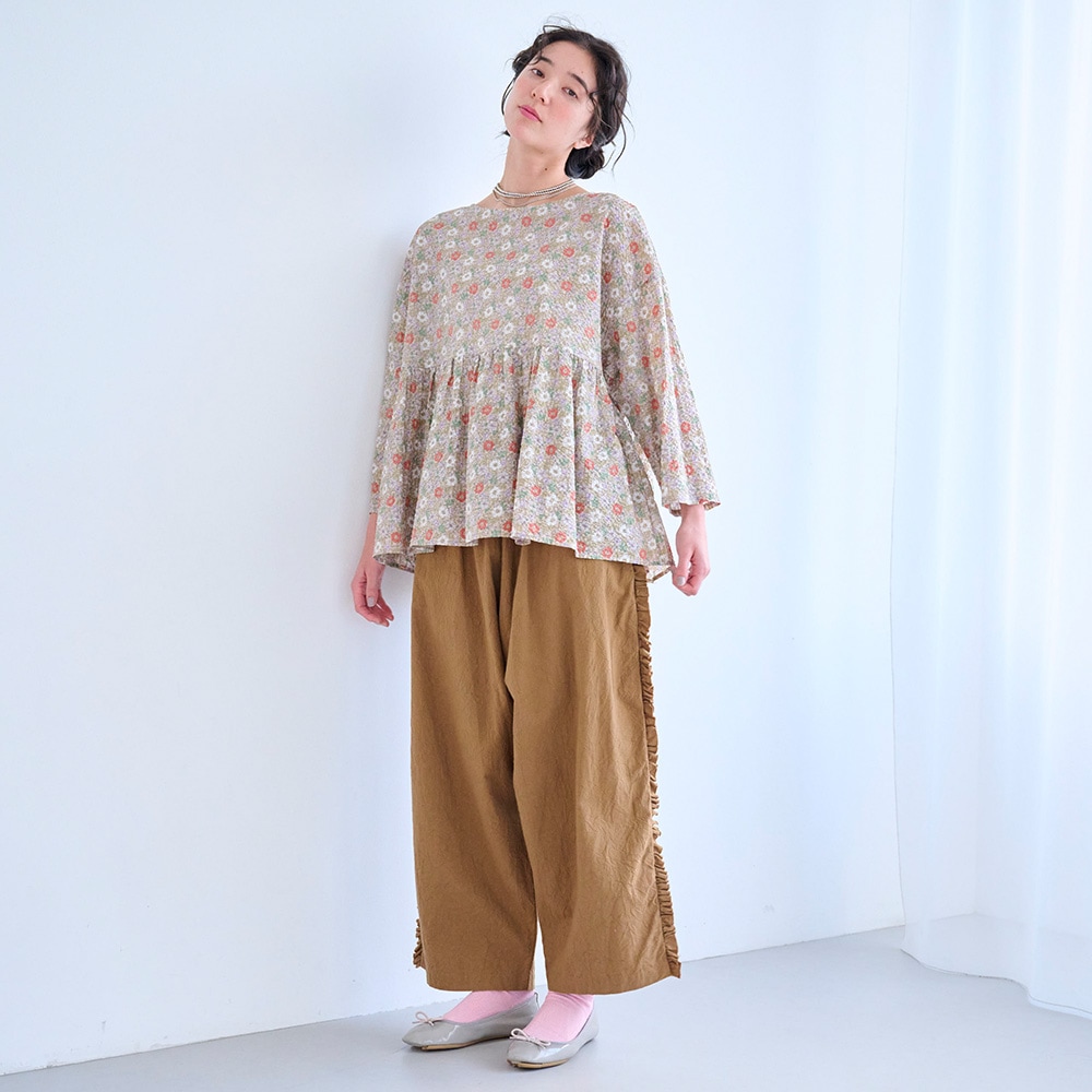 80ローン塩縮ボタニカルフラワー ギャザーチュニック　チュニックを着た女性の全身