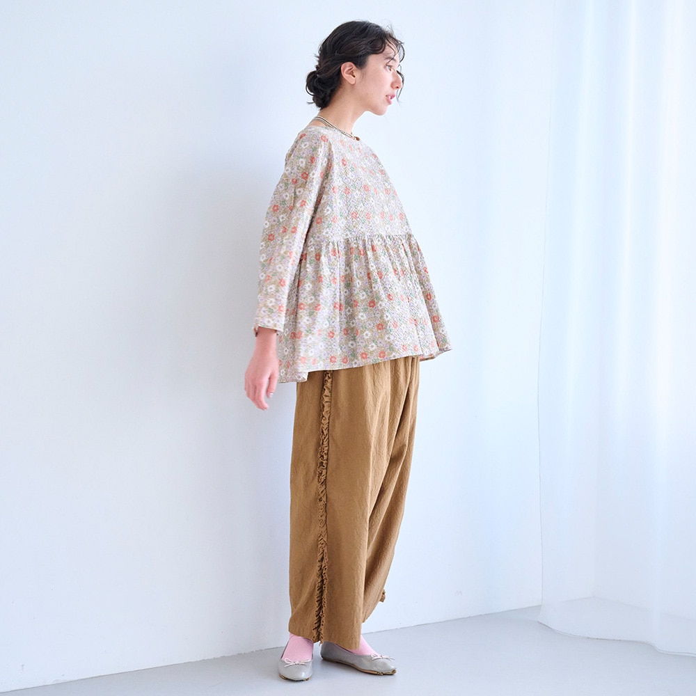 80ローン塩縮ボタニカルフラワー ギャザーチュニック　チュニックを着た女性の全身