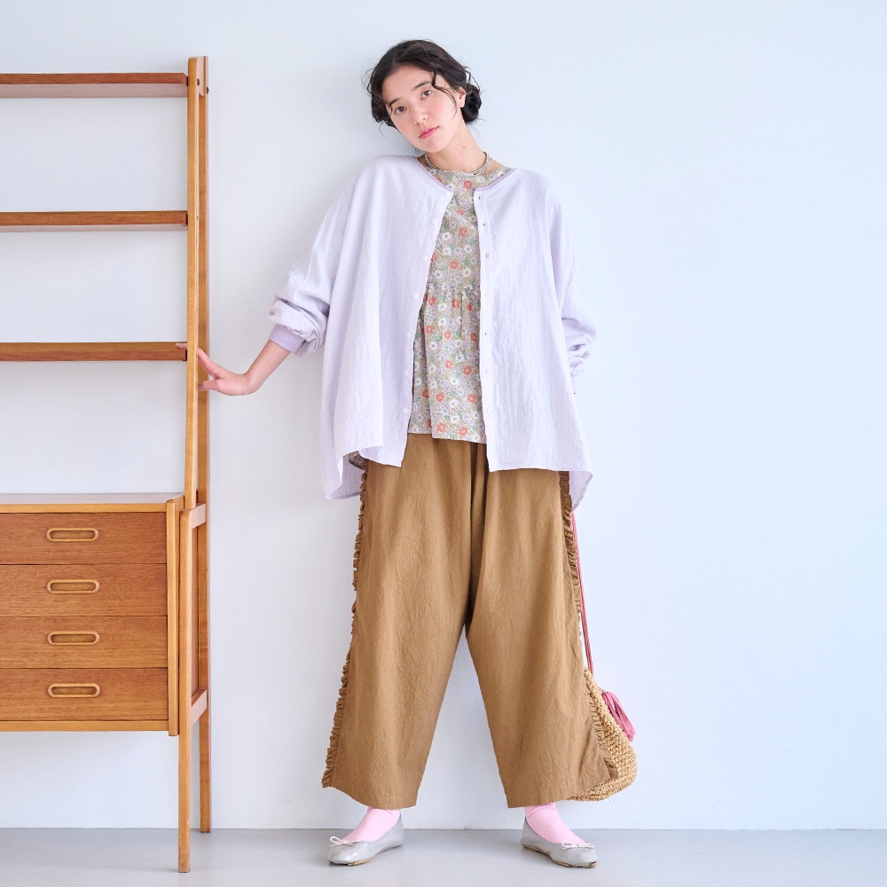 80ローン塩縮ボタニカルフラワー ギャザーチュニック　チュニックを着た女性の全身