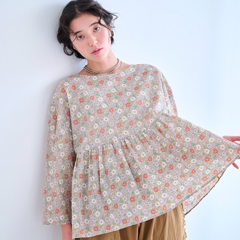80ローン塩縮ボタニカルフラワー ギャザーチュニック　チュニックを着た女性の正面