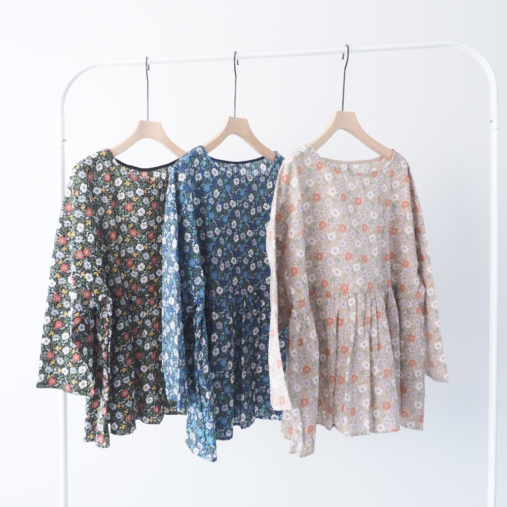 80ローン塩縮ボタニカルフラワー ギャザーチュニック　チュニックを着た女性の正面