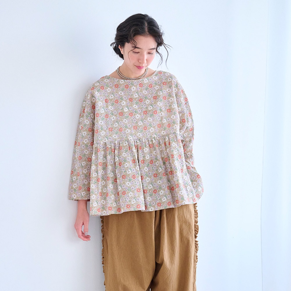 80ローン塩縮ボタニカルフラワー ギャザーチュニック　チュニックを着た女性の正面
