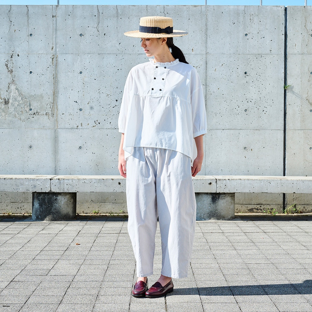 綿/麻キャンブリックワッシャー ギャザーブラウス　ブラウスを着た女性の全身