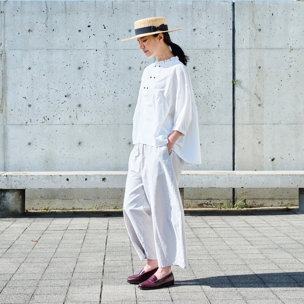 綿/麻キャンブリックワッシャー ギャザーブラウス　ブラウスを着た女性の全身