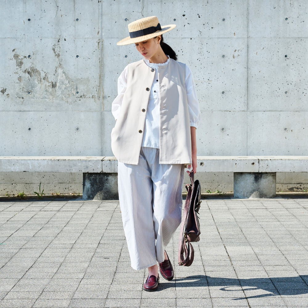 綿/麻キャンブリックワッシャー ギャザーブラウス　ブラウスを着た女性の全身