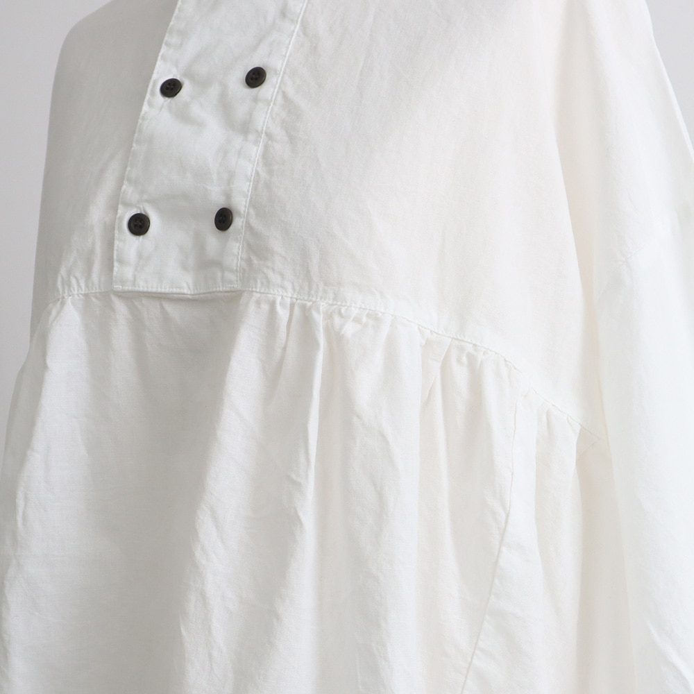綿/麻キャンブリックワッシャー ギャザーブラウス　ブラウスの正面ディティール