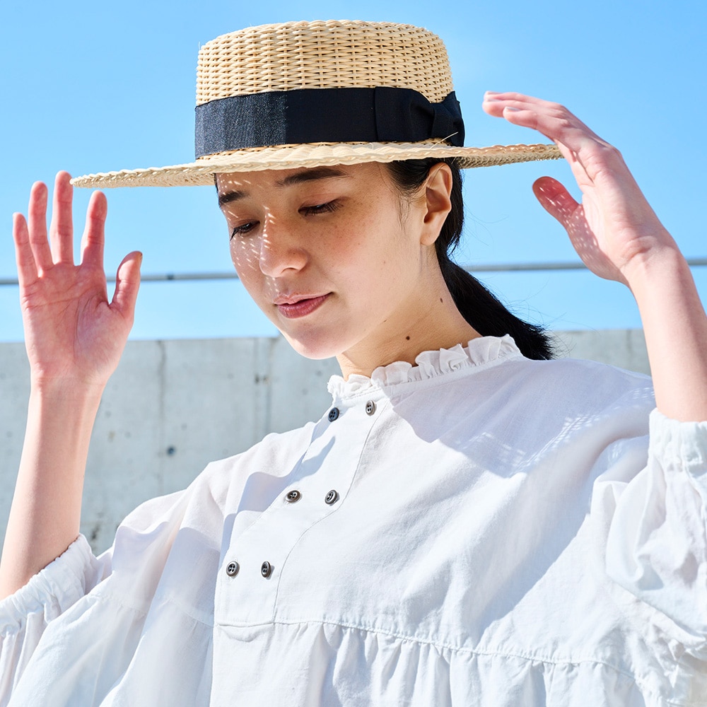 綿/麻キャンブリックワッシャー ギャザーブラウス　ブラウスを着た女性の正面