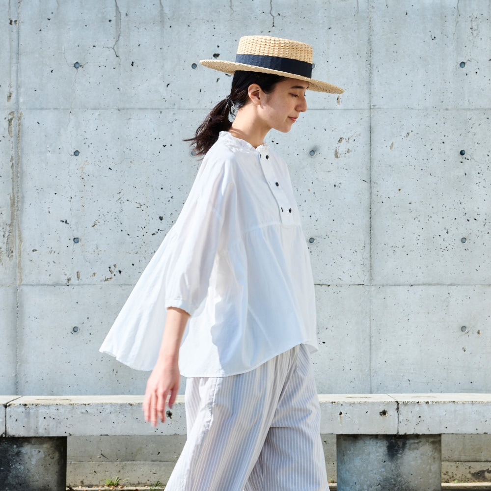 綿/麻キャンブリックワッシャー ギャザーブラウス　ブラウスを着た女性の正面