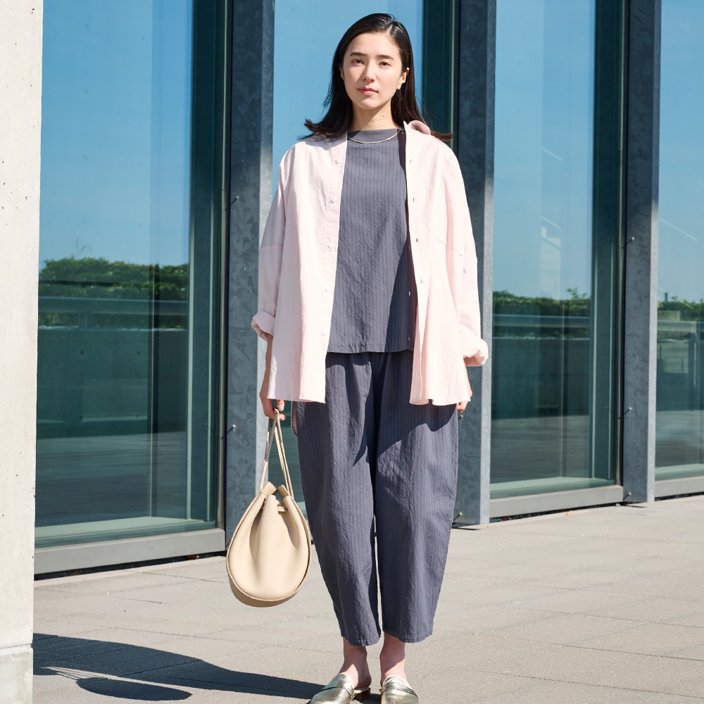 50ブロードハンドワッシャーユルリシャツ　シャツを着た女性の全身