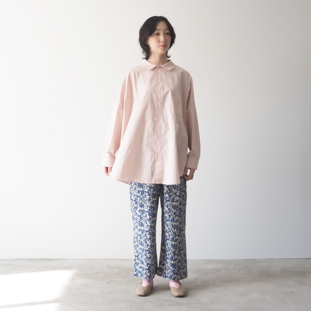 50ブロードハンドワッシャーユルリシャツ　シャツを着た女性の全身