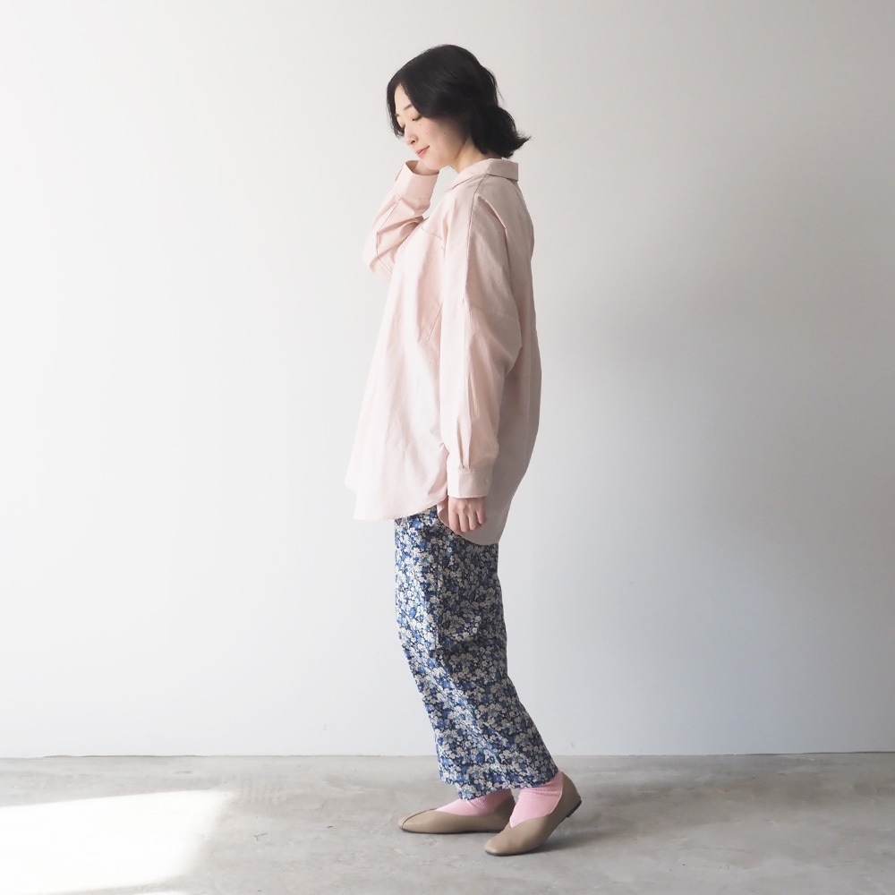 50ブロードハンドワッシャーユルリシャツ　シャツを着た女性の全身