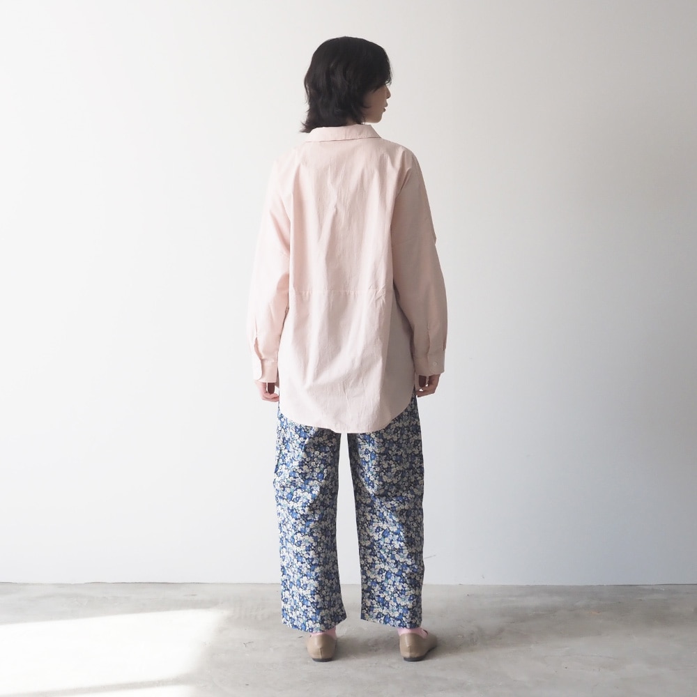 50ブロードハンドワッシャーユルリシャツ　シャツを着た女性の全身