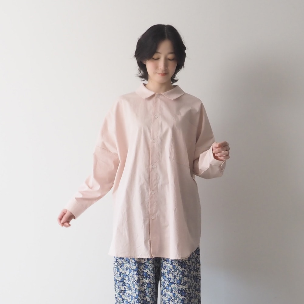 50ブロードハンドワッシャーユルリシャツ　シャツを着た女性の全身