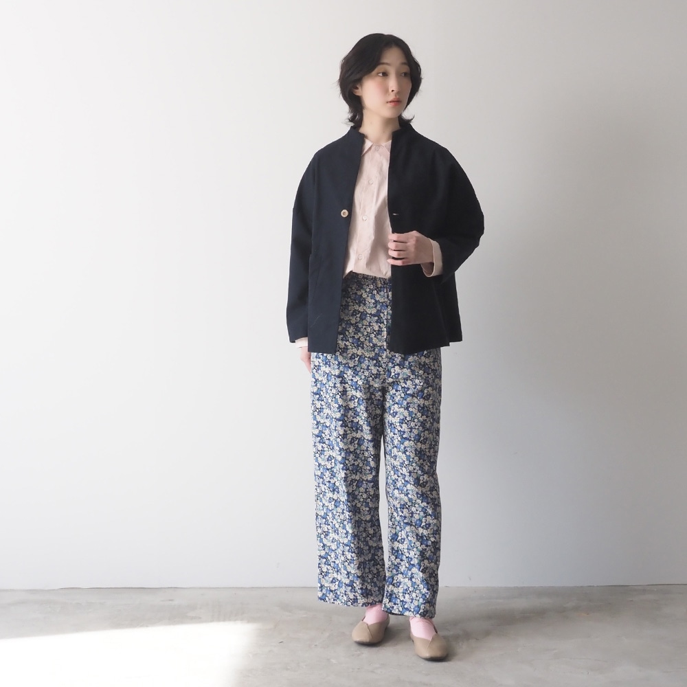 50ブロードハンドワッシャーユルリシャツ　シャツを着た女性の全身