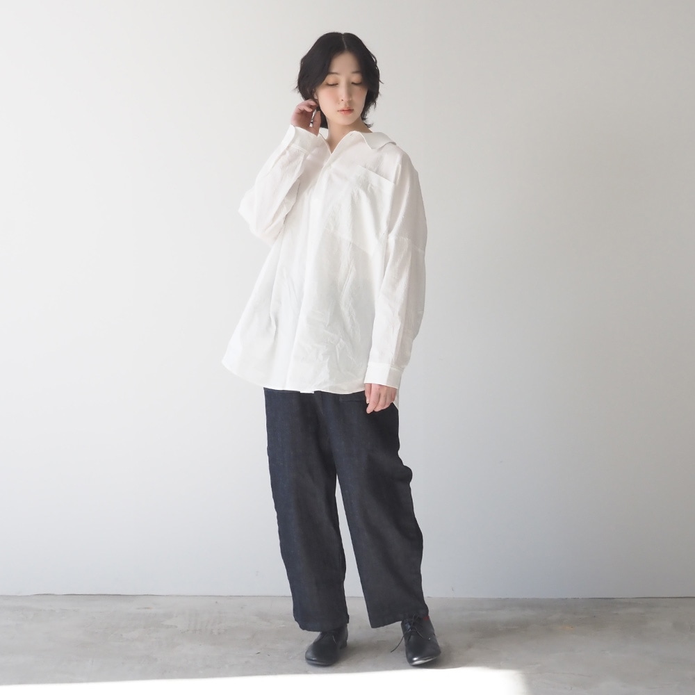 50ブロードハンドワッシャーユルリシャツ　シャツを着た女性の全身