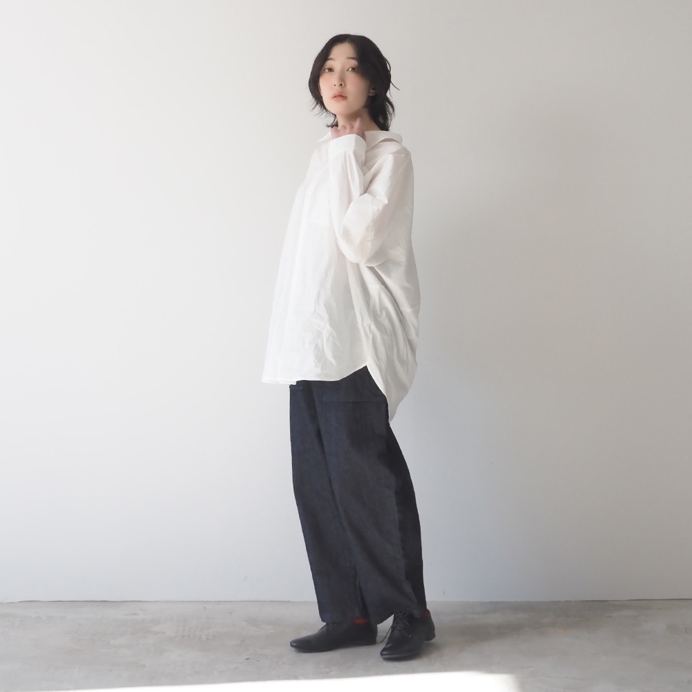 50ブロードハンドワッシャーユルリシャツ　シャツを着た女性の全身