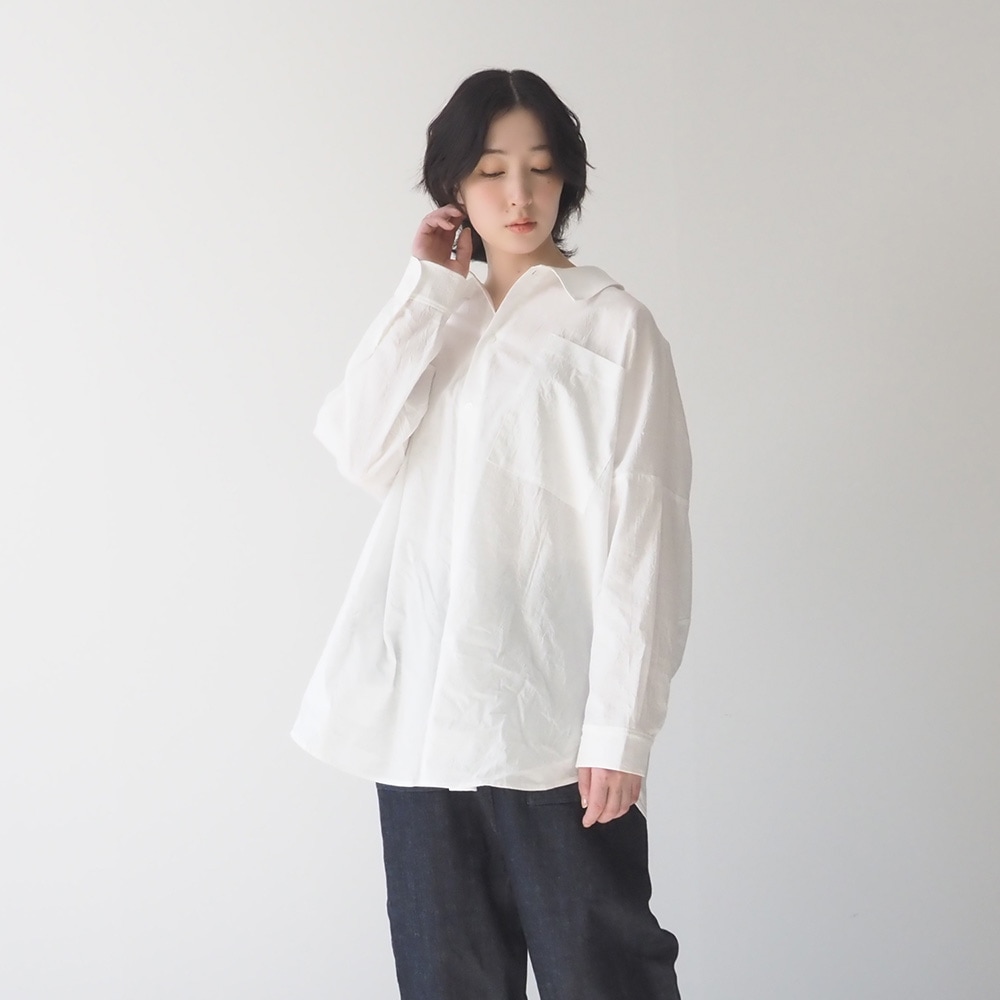 50ブロードハンドワッシャーユルリシャツ　シャツを着た女性の全身