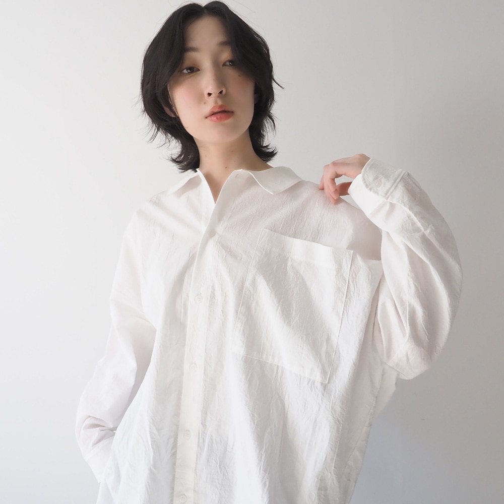 50ブロードハンドワッシャーユルリシャツ　シャツを着た女性の全身
