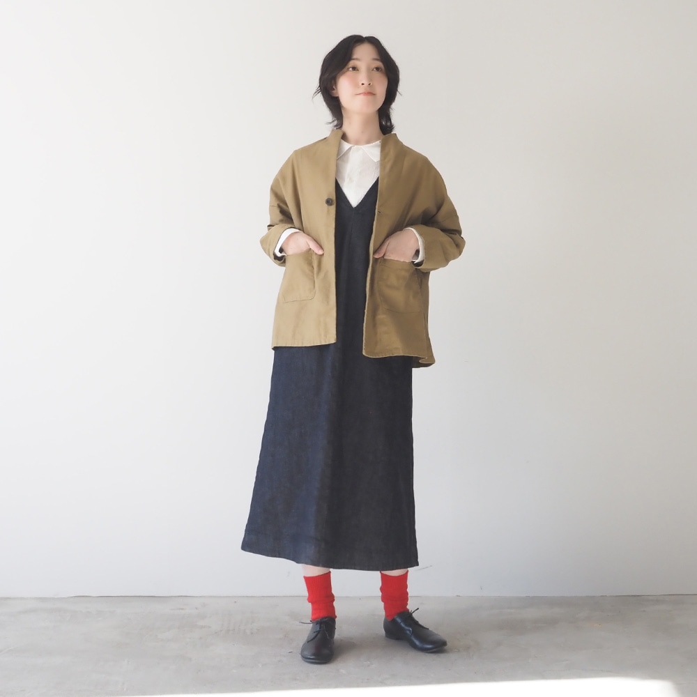 50ブロードハンドワッシャーユルリシャツ　シャツを着た女性の全身