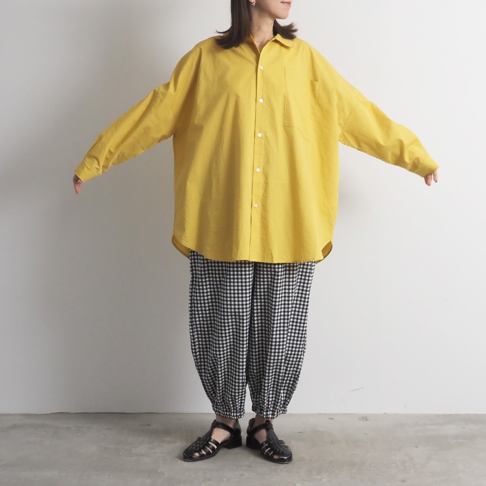 50ブロードハンドワッシャーユルリシャツ　シャツを着た女性の全身