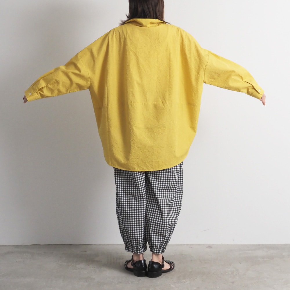 50ブロードハンドワッシャーユルリシャツ　シャツを着た女性の全身