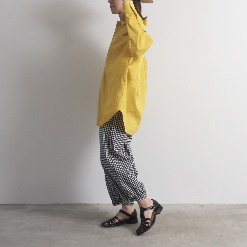 50ブロードハンドワッシャーユルリシャツ　シャツを着た女性の全身