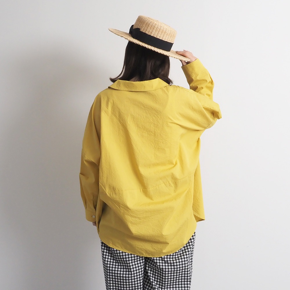 50ブロードハンドワッシャーユルリシャツ　シャツを着た女性の全身