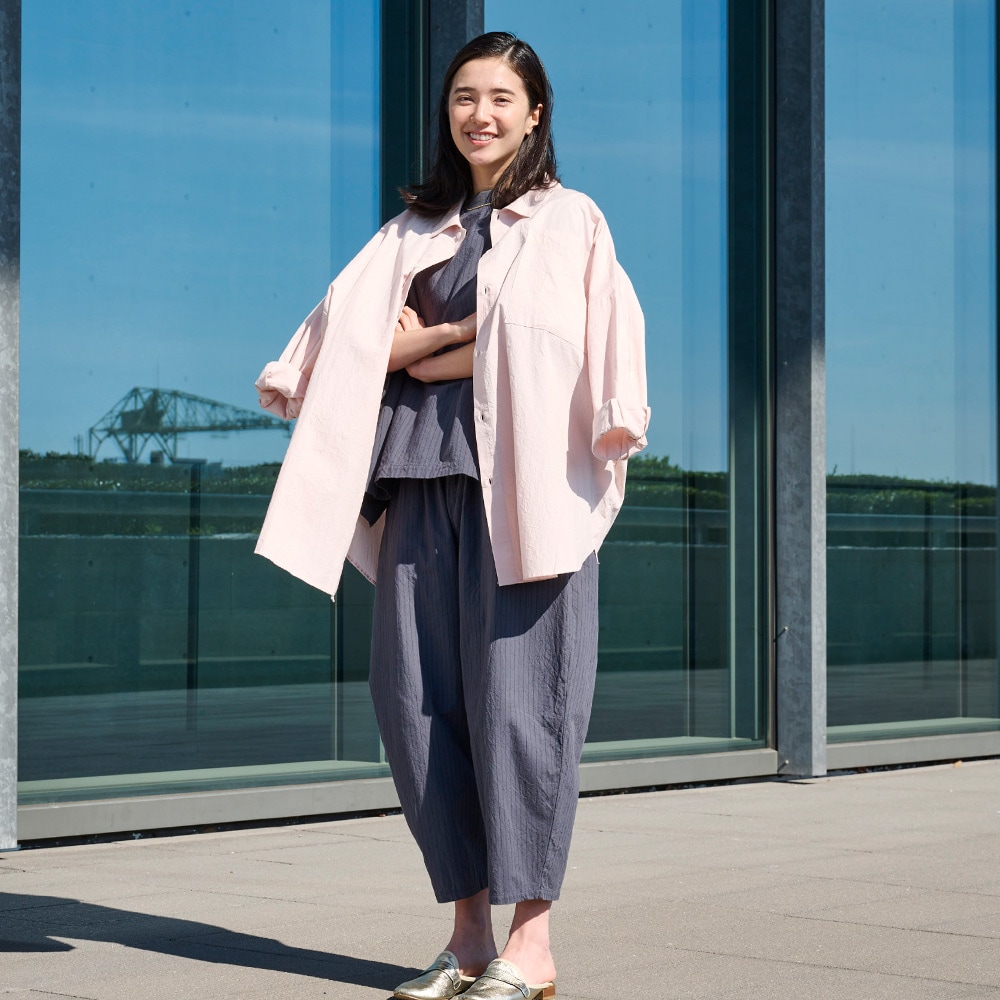 50ブロードハンドワッシャーユルリシャツ　シャツを着た女性の正面