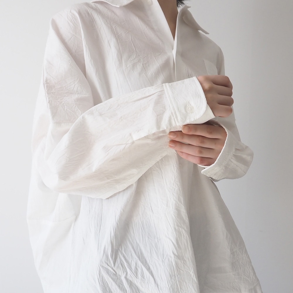 50ブロードハンドワッシャーユルリシャツ　シャツを着た女性の正面