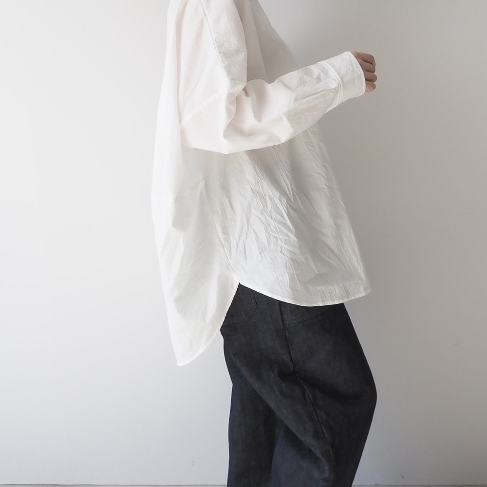 50ブロードハンドワッシャーユルリシャツ　シャツを着た女性の正面