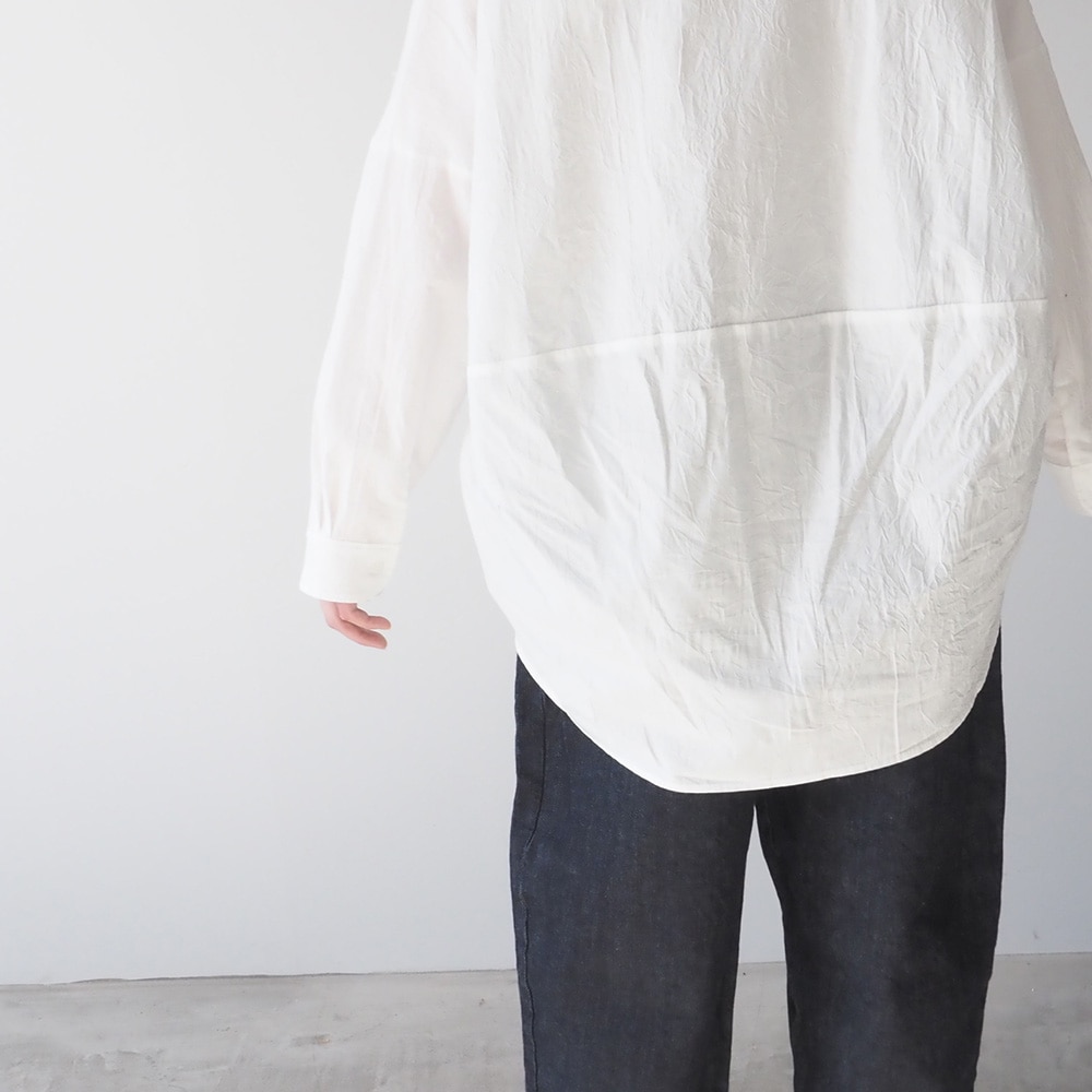 50ブロードハンドワッシャーユルリシャツ　シャツを着た女性の正面