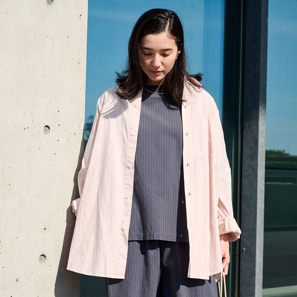 50ブロードハンドワッシャーユルリシャツ　シャツを着た女性の正面