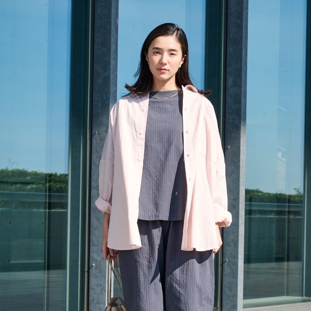 50ブロードハンドワッシャーユルリシャツ　シャツを着た女性の正面